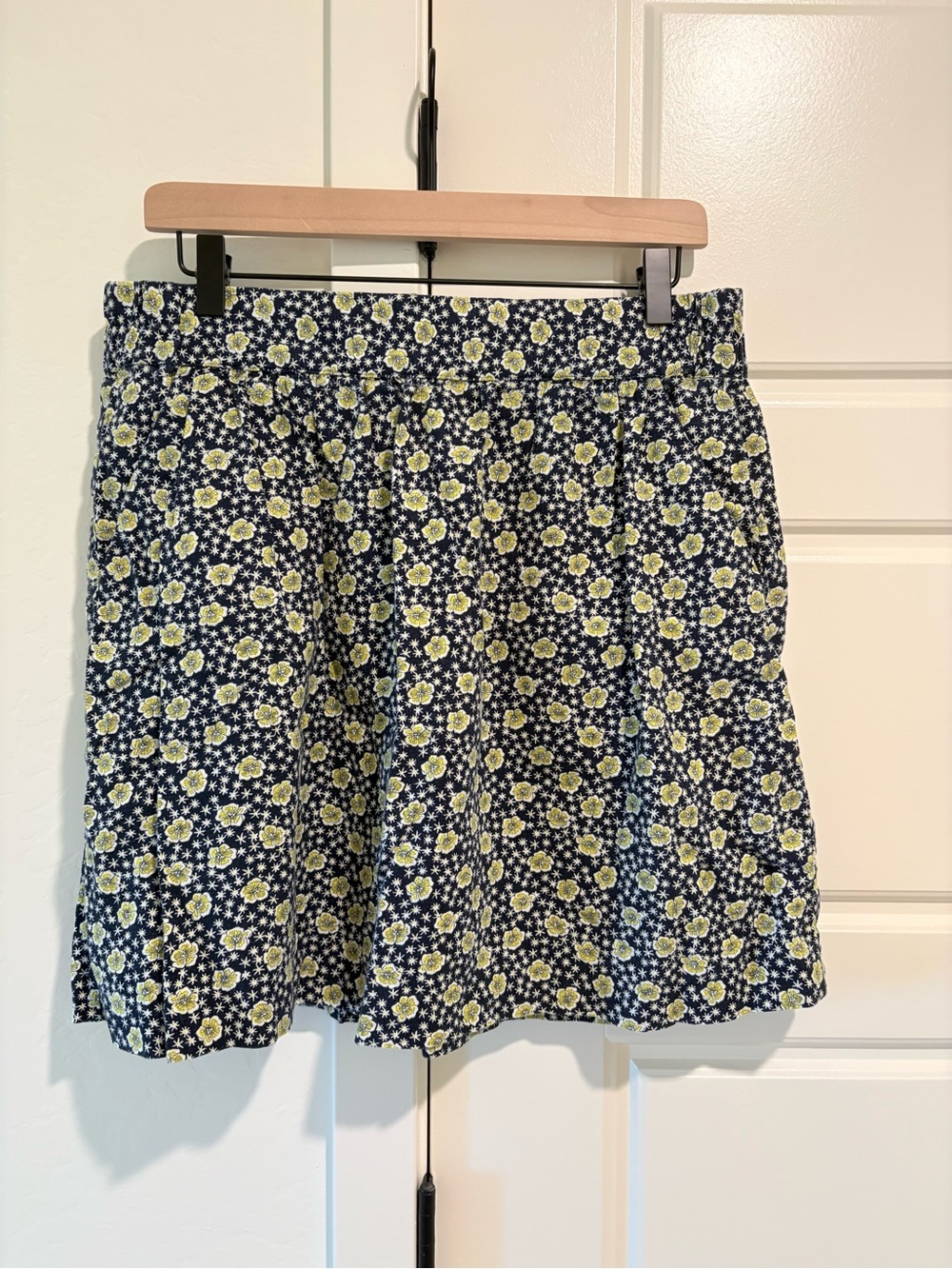 LOFT Navy Blue Floral Skirt with Yellow and White Flowers Pockets Sz M